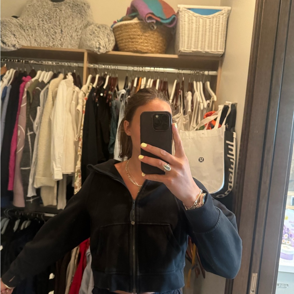 Lululemon Black Cropped Sweatshirt